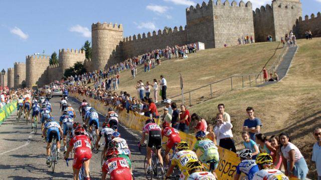 世界的な自転車レースのコースに隣接するスペイン・アビラの城壁