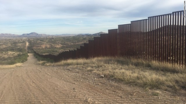 トランプ大統領がメキシコ国境へ州兵を派遣する指示書に署名した