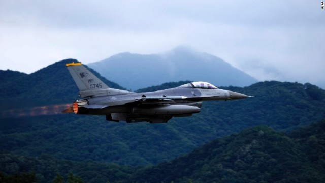 米空軍のＦ１６戦闘機が訓練中に墜落。操縦士１人が死亡した