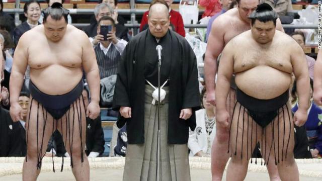 日本相撲協会の八角理事長（中央）が土俵から下りるよう女性に促した場内放送を謝罪