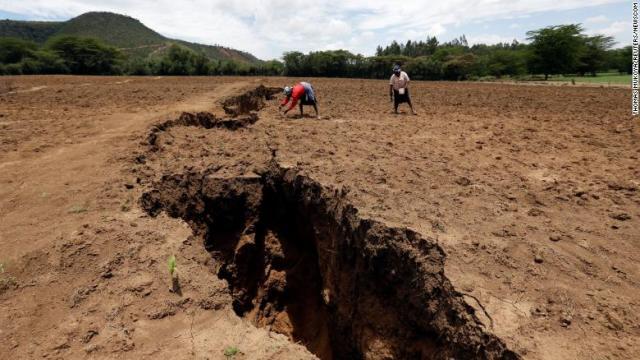 アフリカ・ケニアの南西部に出現した巨大な地割れ