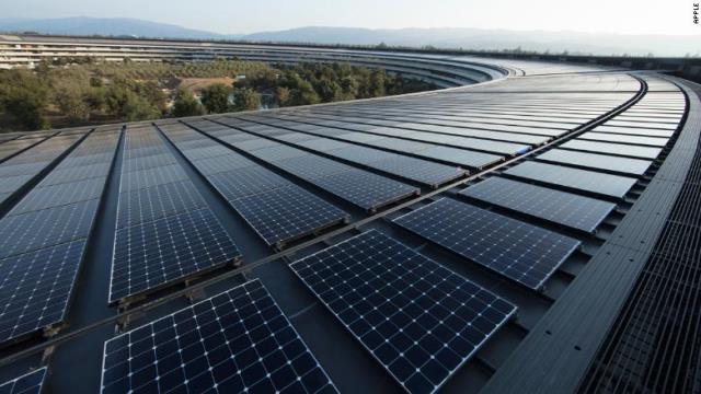 アップル本社「アップルパーク」の新社屋の屋上には太陽光発電パネルが設置されている
