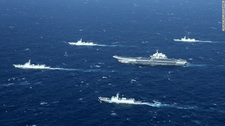 編隊を組む中国海軍の空母「遼寧」など