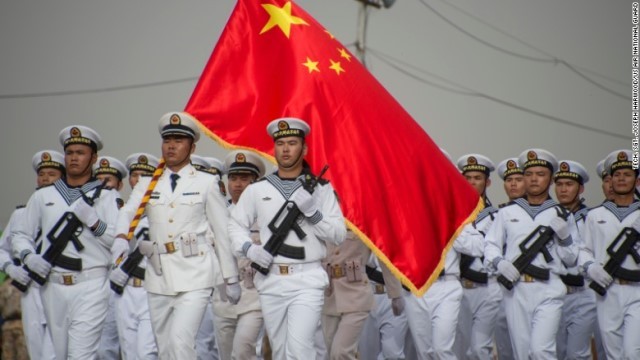 ジブチの独立記念日にあわせて行進を行う中国海軍＝２０１７年