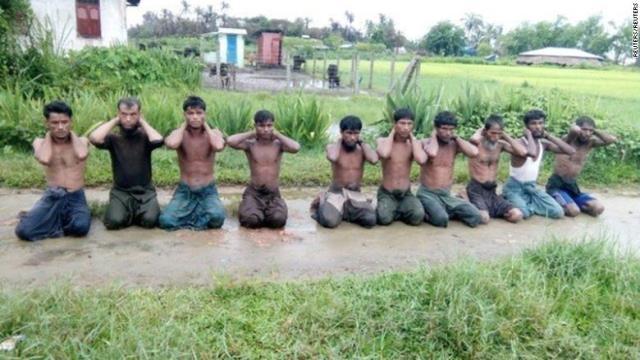 膝をつくロヒンギャの男性１０人＝２０１７年９月