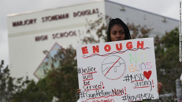 銃乱射で１７人が死亡した米フロリダ州の高校の教員が自身の銃の置き忘れで逮捕された