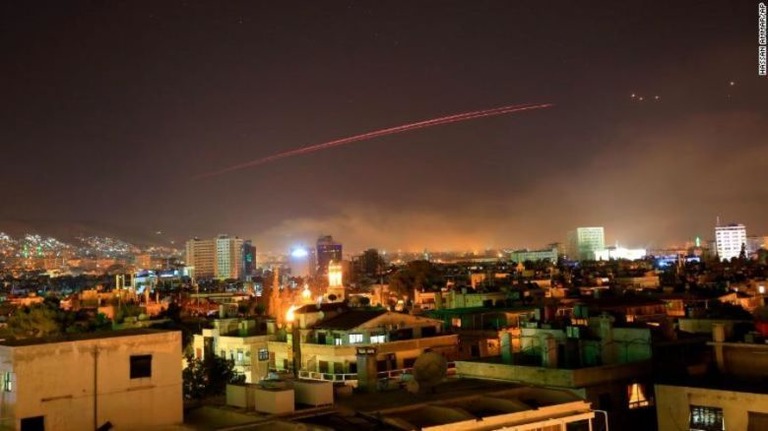 攻撃を受けるダマスカス上空に対空砲火の痕跡が走る＝ＡＰ通信
