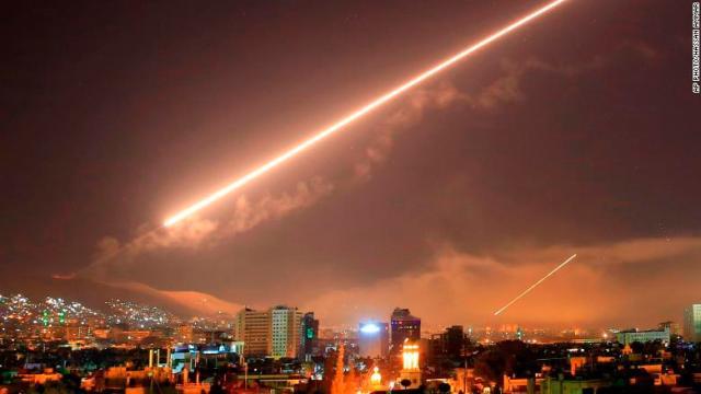 シリアの上空を飛ぶ地対空ミサイル