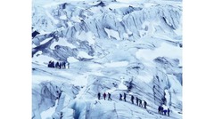 氷河を歩く観光客