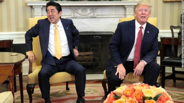 安倍首相とトランプ大統領＝１７年２月