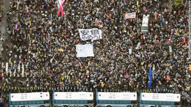 国会前で安倍首相の退陣を求めて行われたデモ＝４月１４日