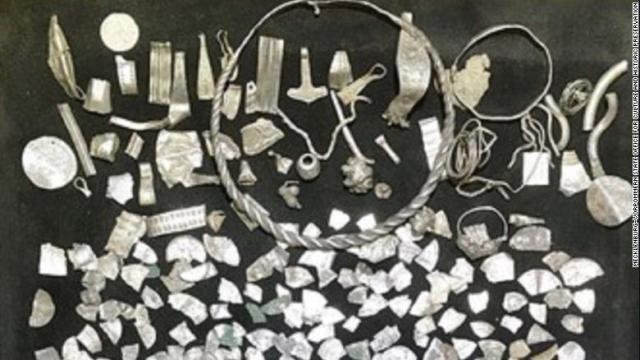 １０世紀のデンマーク王のものとみられる銀の硬貨や装飾品