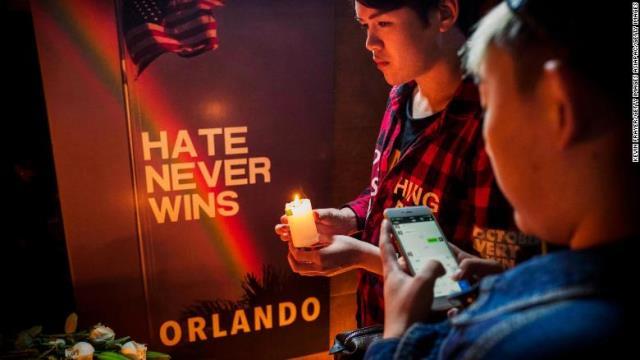 フロリダ州で起きたゲイナイトクラブの犠牲者を悼む中国の同性愛者＝１６年、北京