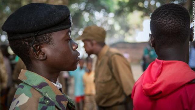 武装解除の式典に参加した少年兵＝南スーダン・ヤンビオ