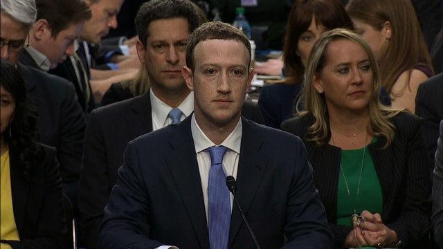 議会証言を行うフェイスブックのザッカーバーグＣＥＯ