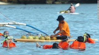 ボラカイ島で海を楽しむ人々