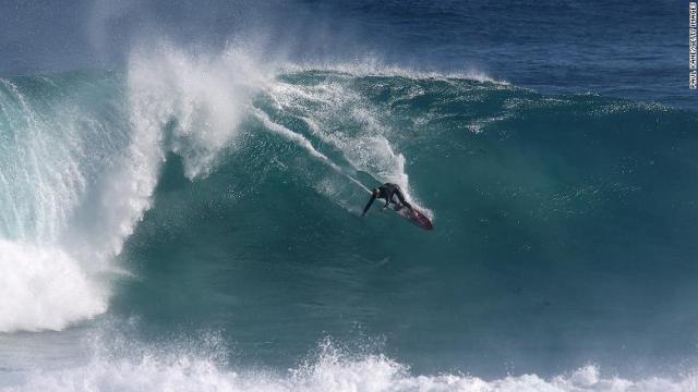 豪南西部の名所で開かれるサーフィンの大会がサメの影響で中止に