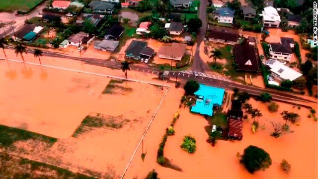 ハワイで発生した洪水の被災者に対して救出時に金銭を要求したとして男が逮捕された