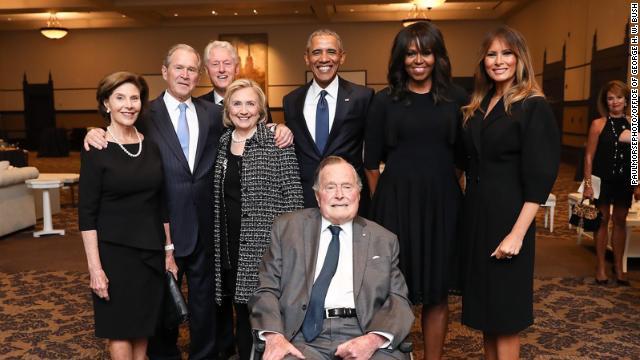 バーバラ・ブッシュさんをしのんで、歴代の米大統領やファーストレディーが集まった