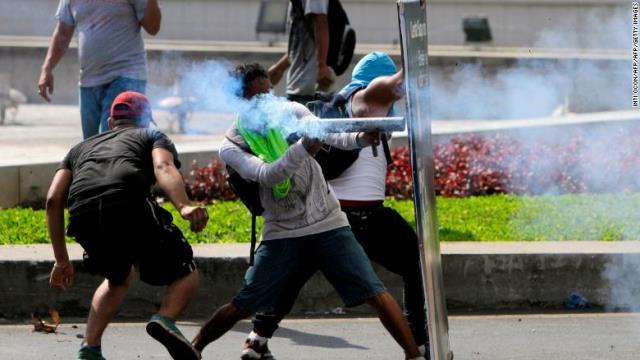 抗議デモで警察機動隊と衝突する学生＝マナグア