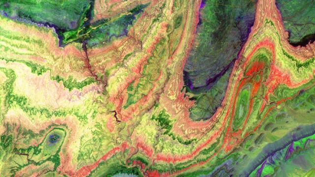 NASAの地球観測衛星「テラ」に搭載された高性能光学センサー「ASTER」がとらえたアフリカ・モロッコにあるアンティアトラス山脈。およそ8000万年前、アフリカ大陸とユーラシア大陸の衝突により形成された