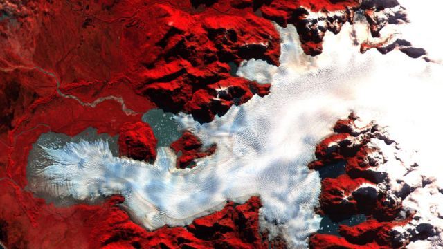 南米大陸のパタゴニア地域北部をＡＳＴＥＲで撮影。赤い部分は植生を示す。氷床の縮小を追跡し、地球温暖化の指標を提供することが目的