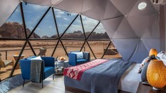 客室は宇宙船のようなテントにガラスの壁をあしらった構造で、目の前に砂漠の光景が広がる