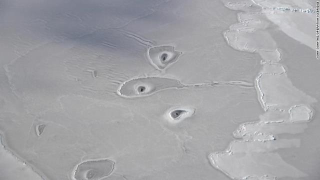 北極圏に浮かぶ海氷の上に正体不明の穴が３つ空いているのが観測された
