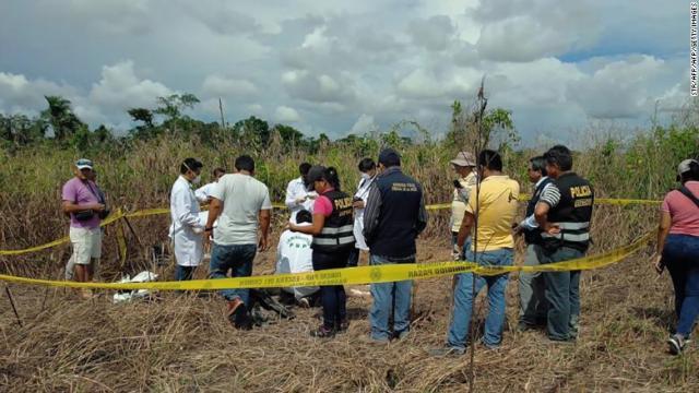 カナダ人の男の遺体が見つかった現場を捜索する当局者ら