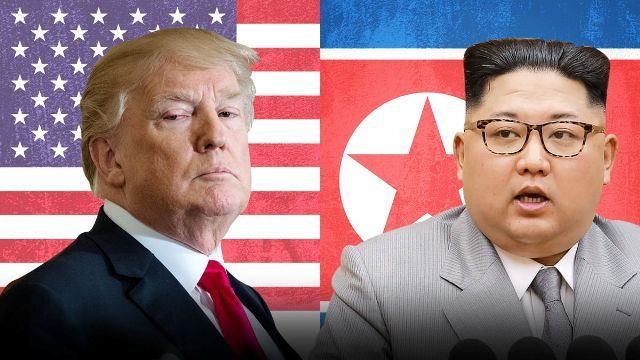 北朝鮮への経済制裁緩和は具体的な核廃棄の取り組みが条件、とトランプ米大統領（左）