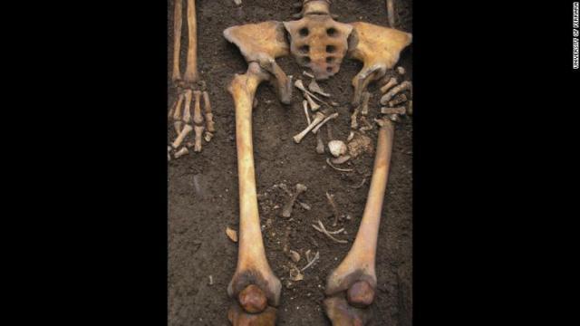 女性の骨盤と両足の骨の間には棺の中で生まれ落ちたとみられる胎児の遺骨も