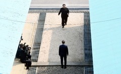 韓国の文在寅大統領（手前）に歩み寄る北朝鮮の金正恩朝鮮労働党委員長