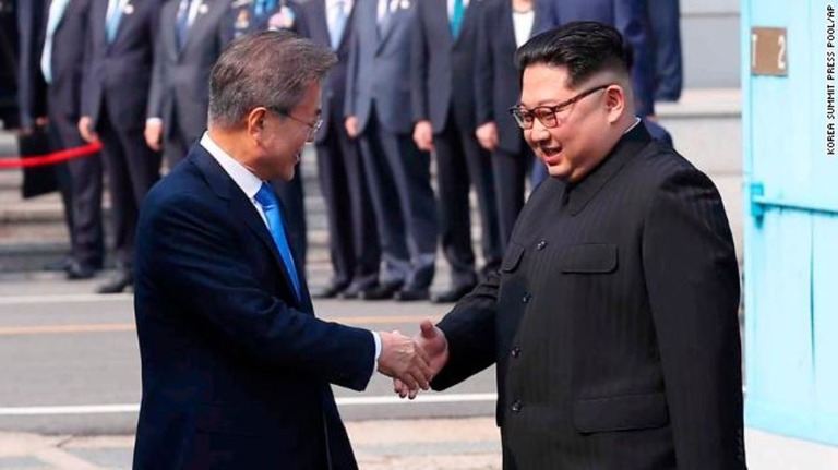 韓国の文在寅大統領と北朝鮮の金正恩朝鮮労働党委員長が２７日、歴史的握手を交わした