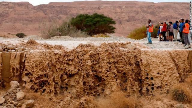 イスラエルとヨルダン川西岸で起きた洪水で１０代男女９人が死亡