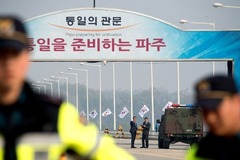非武装地帯への文大統領の到着を待つ韓国治安部隊