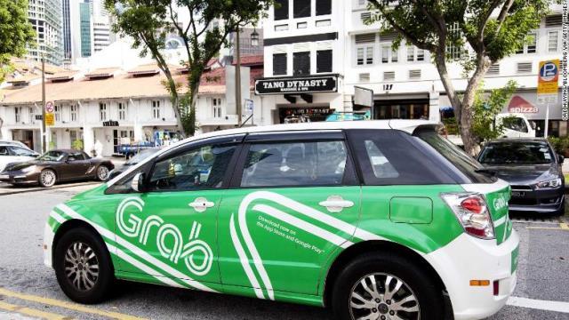 シンガポールの街中を走行するグラブの車両