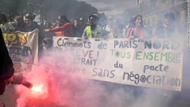 パリで行われたメーデーのデモには数千人が参加した