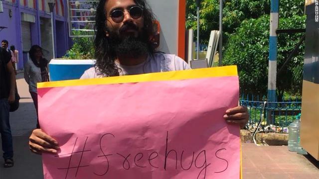 「自由な抱擁」を訴え、地下鉄内のカップルへの暴行に抗議する男性
