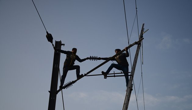 印北部の都市ジャランダルで高圧電線の補修をする作業員たち