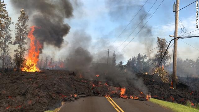 レイラニ・エステーツの通りを流れる溶岩＝５日
