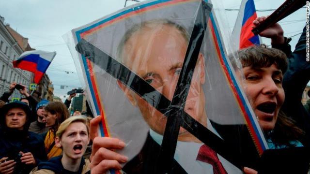 デモでは反プーチンのプラカードが掲げられた