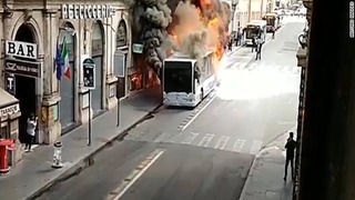 観光エリアの真ん中で激しく炎上する旅客バス
