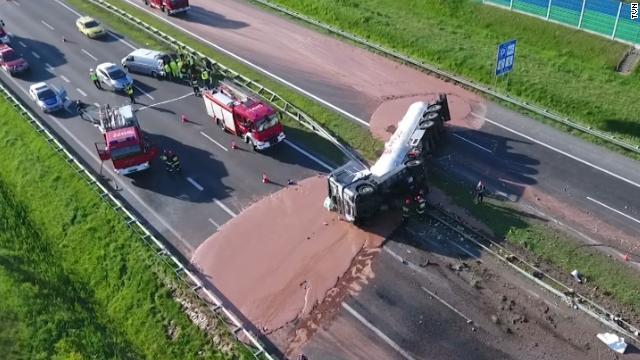 液状のチョコレートを運んでいたトラックが横転して、道路に流出した