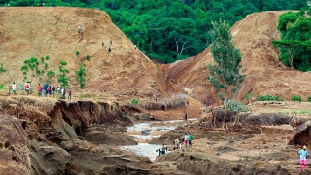 ケニア北部で降り続いた豪雨のためにダムが決壊した