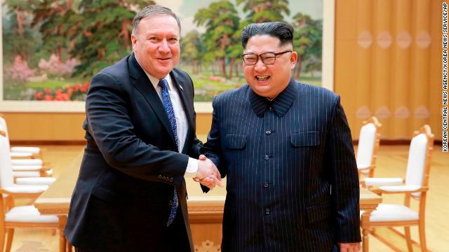 ポンペオ米国務長官（写真左）と金正恩・朝鮮労働党委員長