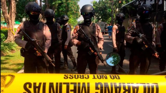 爆発のあった教会付近に派遣された警官＝インドネシア・スラバヤ