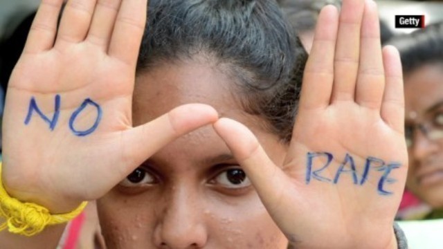 レイプに抗議する女性。インドでは今月に入り、少女がレイプされ火をつけられて殺害される事件が３件起きている