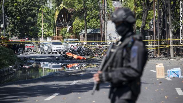 現場で警戒に当たるインドネシアの対テロ警察＝１３日
