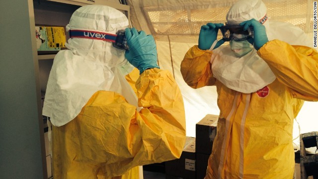 １４年にギニアのエボラ流行地域を訪問したＣＮＮ取材班。今回送られるワクチンはギニアで高い効果が確認された