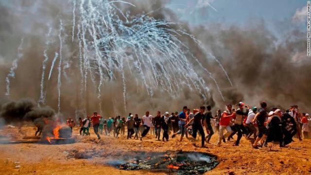 パレスチナ人のデモ隊に催涙ガスが降り注ぐ様子＝１４日、ガザ
